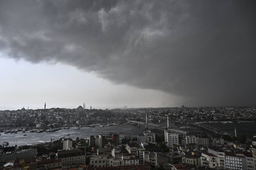 İstanbul'da sağanak hayatı felç etti! Araçlar sular altında kaldı - Resim: 80